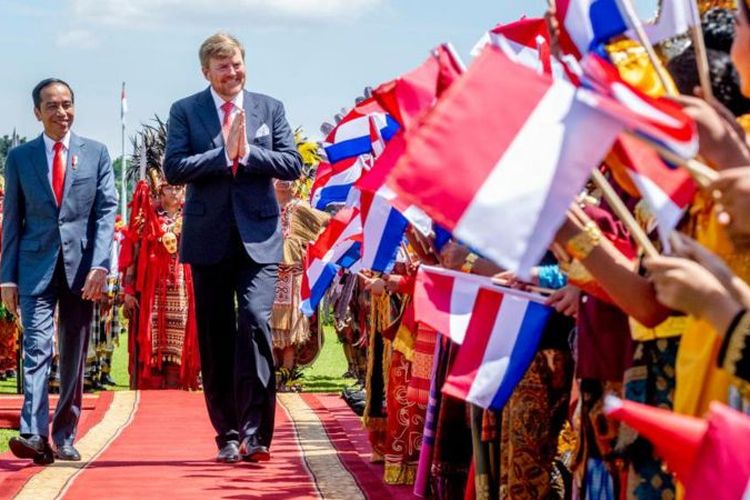 Raja Willem-Alexander dari Belanda mengunjungi Indonesia dalam kunjungan kenegaraan dan disambut oleh Presiden Joko Widodo pada 10 Maret 2020.
