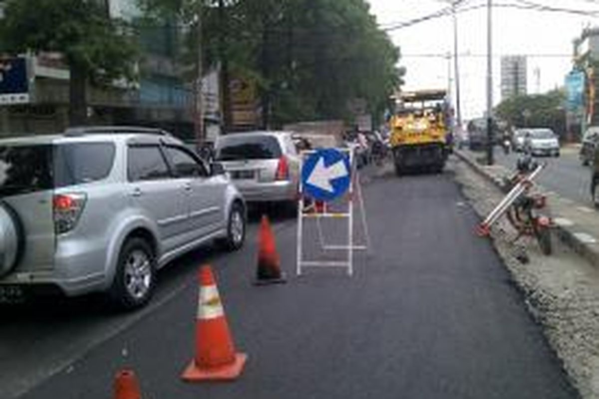 Pelebaran jalan Fatmawati sebagai langkah pembangunan awal Mass Rapid Transit menimbulkan beberapa kendala awal. Seperti kemacetan yang lebih meningkat karena pembangunan jalan dan ternyata juga menyebabkan pedestrian kehilangan tempat jalannya, Fatmawati, Jakarta Selatan, Jumat (4/10/2013)