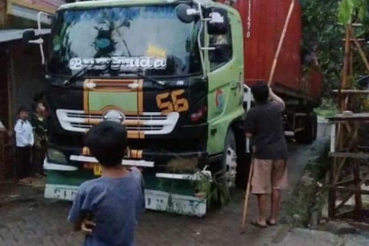 Akibat mengikuti arahan google map, sebuah truk tronton besar tersasar di jalan kecil pemukiman warga di Kampung Undrus, Desa Cijanta, Pagedangan, Kabupaten Tangerang, Jumat (3/2/2023). Tidak ada korban jiwa dalam insiden ini, tapi 2 aliran kabel listrik warga rusak.