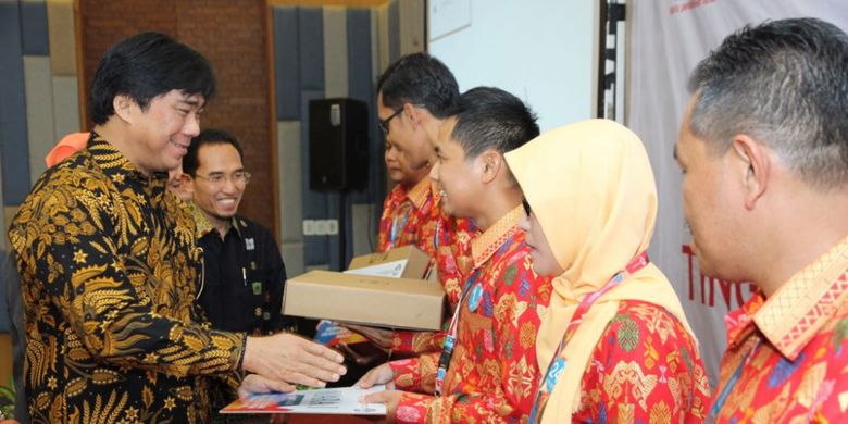 Sekretaris Ditjen GTK sekaligus Plt. Direktur Pembinaan Guru Pendidikan Dasar, Muhammad Qudrat Wisnu Aji memberikan penghargaan kepada beberapa guru yang berhasil memenangkan lomba inovasi pembelajaran (Inobel) yang berlangsung dario 17 - 21 September 2018 di Bali.