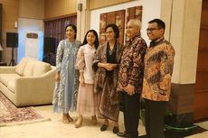 Open House Lebaran, Sri Mulyani Kompak Bersama Suami Kenakan Batik