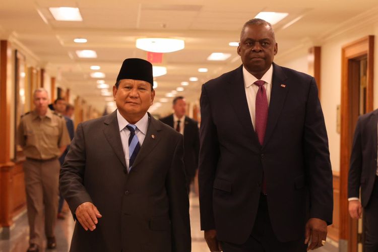 Menteri Pertahanan RI Prabowo Subianto menemui Menteri Pertahanan Amerika Serikat Lloyd James Austin III di Gedung Pentagon, Virginia, AS pada Kamis (24/8/2023) waktu setempat. Keduanya memeringati hubungan diplomatik AS-Indonesia yang sudah memasuki usia 75 tahun. Juru Bicara Kementerian Luar Negeri China Wang Wenbin pada Senin (28/8/2023), menegaskan Menteri Pertahanan RI Prabowo Subianto tidak pernah menyebut ada tindakan ekspansi China di Laut China Selatan.

Hal tersebut terkait dengan keterangan pers yang disampaikan oleh Kementerian Pertahanan Amerika Serikat (AS) yang menyebutkan Menteri Pertahanan AS Lloyd Austin dan Menteri Pertahanan Indonesia Prabowo Subianto sama-sama berpandangan bahwa klaim maritim China yang ekspansif di Laut China Selatan tidak konsisten dengan hukum internasional.