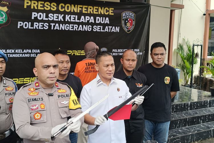 Polisi menunjukkan barang bukti samurai yang digunakan seorang wanita untuk membunuh pemilik toko di Tangerang, Selasa (2/4/2024). 