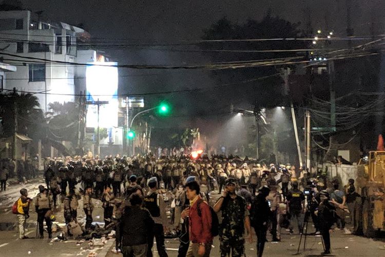 Kelompok massa di Slipi, Jakarta Barat, masih belum membubarkan diri hingga Rabu (22/5/2019) pukul 