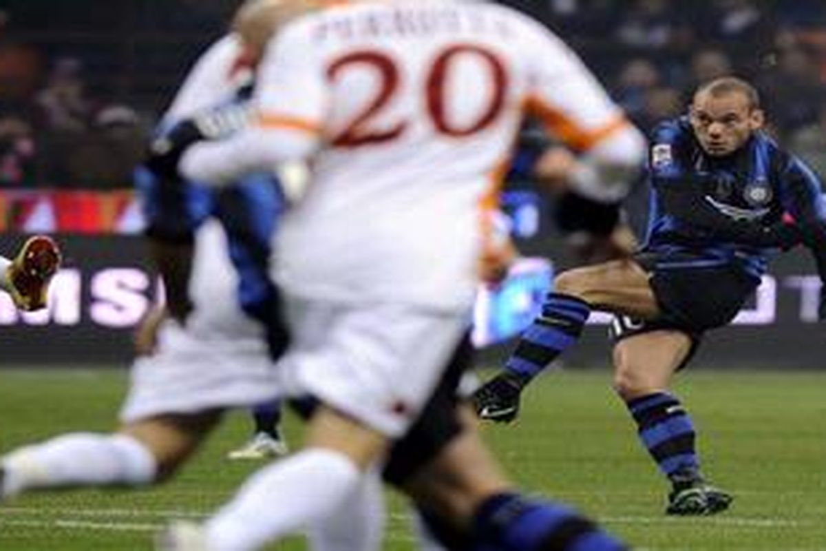 Gelandang Inter Milan, Wesley Sneijder (kanan), melepaskan tembakan yang berujung gol ke gawang AS Roma, dalam lanjutan Serie-A, Minggu (6/2/2011).