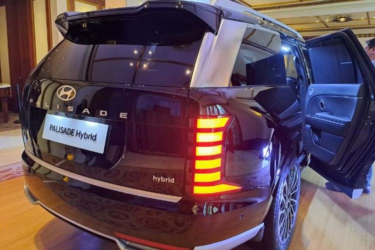Desain belakang Palisade Hybrid tampil kokoh dengan lampu LED vertikal dan logo "hybrid" yang menegaskan identitas ramah lingkungannya.