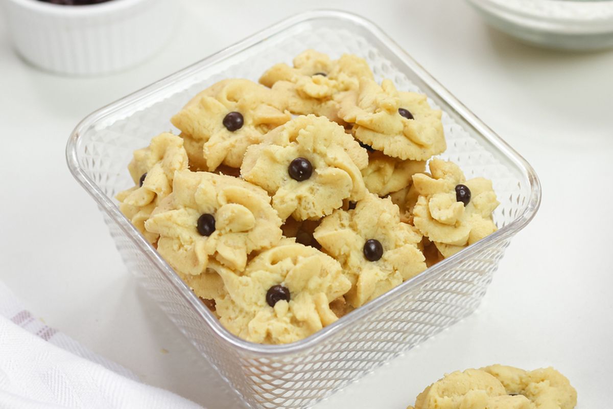 Cara membuat kue semprit renyah bisa dimulai dari pemilihan bahan dan suhu pemanggangannya. 