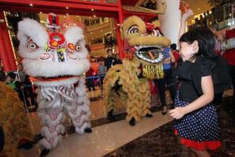 Pengunjung memberikan angpau saat festival budaya Tionghoa digelar di pusat perbelanjaan Emporium Pluit Mall, Jakarta Utara, Sabtu (25/1/2014). Pagelaran budaya tersebut diselenggarakan untuk menyambut perayaan Imlek 2565 sekaligus peringatan ulang tahun ke-5 Emporium Pluit Mall.