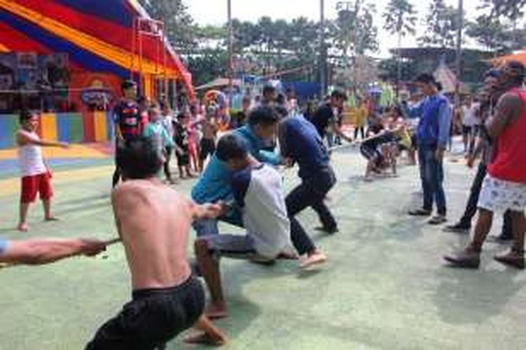 Wisatawan melakukan lomba tarik tambang di The Jungle, Bogor, Jawa Barat.