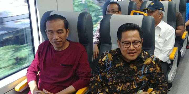 Presiden Joko Widodo dan Ketua Umum PKB Muhaimin Iskandar menjajal kereta Bandara Soekarno-Hatta, Selasa (2/1/2018).