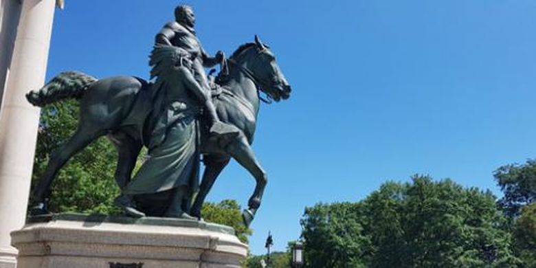 Patung Presiden AS Theodore Roosevelt di depan museum sejarah Amerika, hasil jepretan kamera Galaxy Note 7, Rabu (3/8/2016).