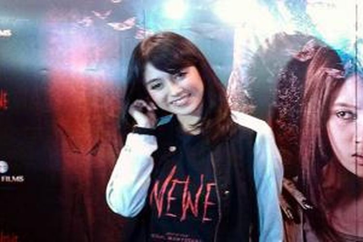 Nabilah 'JKT48' diabadikan usai pemutaran perdana film horor Wewe yang dibintanginya, di XXI Epicentrum Walk, Jakarta Selatan, Senin (13/4/2015).