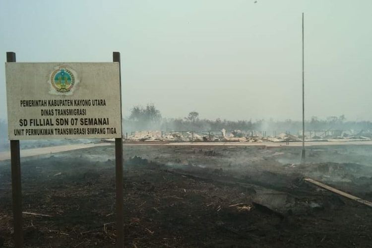 Sebuah bangunan SDN 07 di Desa Simpang Tiga, Kecamatan Sukadana, Kabupaten Kayong Utara, Kalimantan Barat, ludes dilalap api yang berasal dari kebakaran hutan dan lahan, Sabtu (14/9/2019).