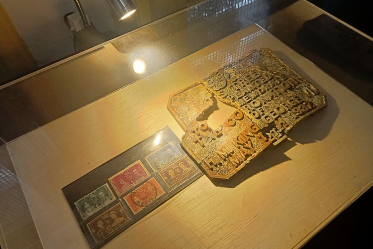 Koleksi di museum naskah proklamasi yang masih asli.