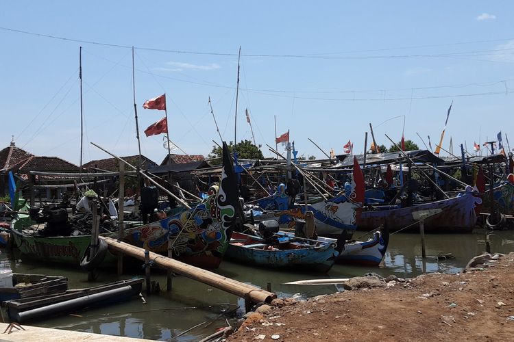 Perahu yang bersandar di sungai Kampung nelayan Bandengan Kendal. KOMPAS.COM/SLAMET PRIYATIN