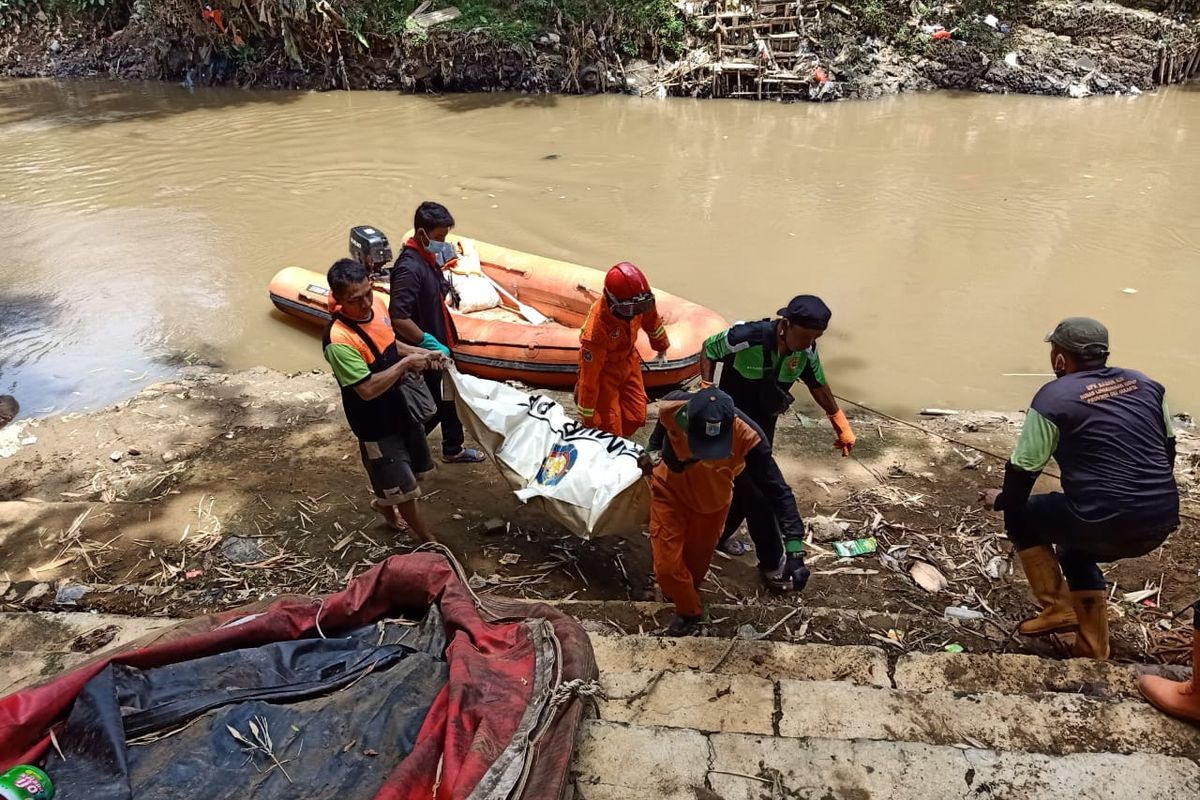 Sesosok mayat laki-laki bernama Ati (60) ditemukan mengambang di aliran Sungai Ciliwung tepatnya di Jalan Kemuning Raya, Pejaten Timur, Pasar Minggu, Jakarta Selatan pada Senin (4/1/2021) pagi.
