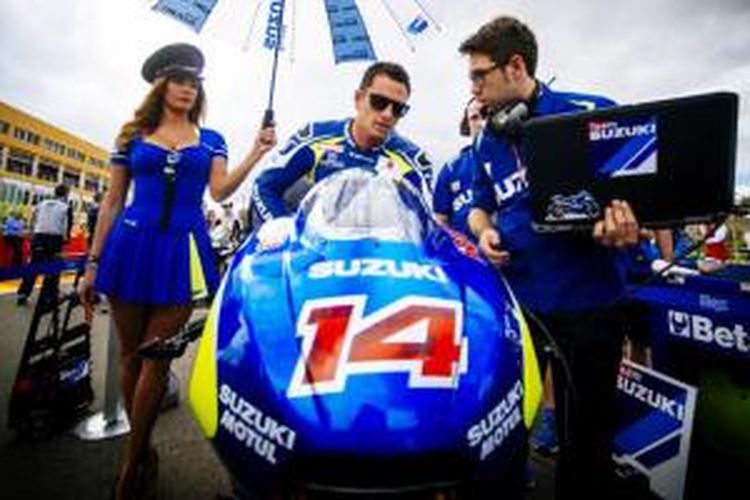 Randy de Puniet dan tim Suzuki MotoGP sebelum melakukan start di GP Valencia 2014.