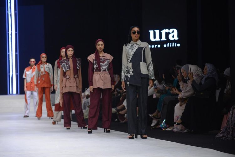 Karya Aura Afilia Azzahra desainer muda berbakat asal Jawa Timur membawa jeans ke ranah fashion ready-to-wear yang elegan dan sarat makna.