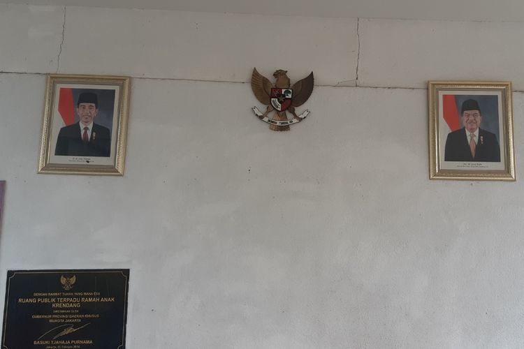 Foto presiden dan wakil presiden di RPTRA Krendang, Jakarta Barat 