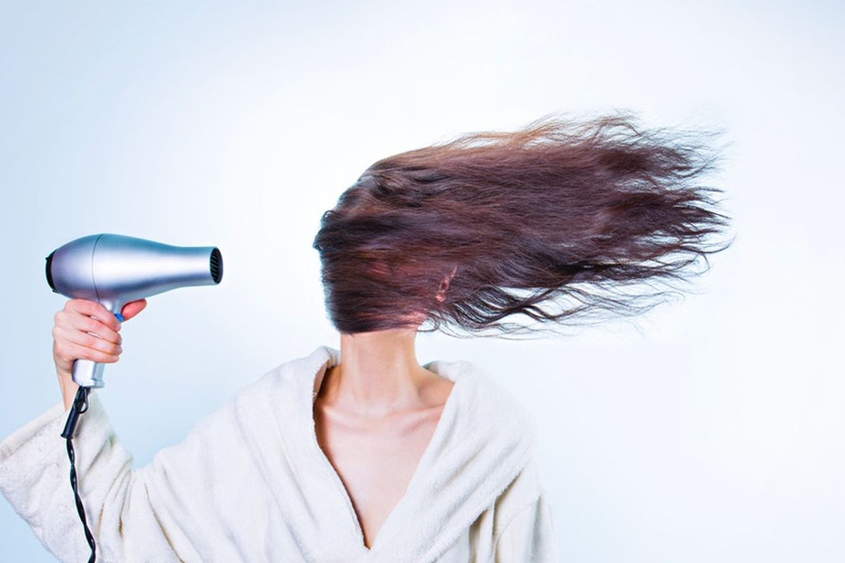 Manfaat minyak zaitun untuk rambut juga termasuk bertindak sebagai pelumas pada helai rambut, sehingga dapat mengurangi kerusakan.