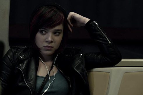 Sinopsis Barely Lethal, Hailee Steinfeld Kabur dari Pasukan Khusus