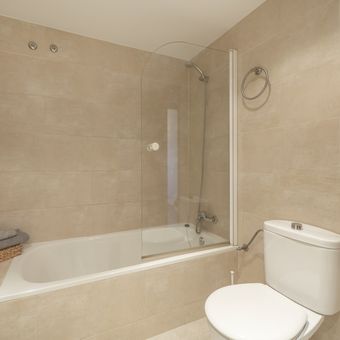 Ilustrasi kamar mandi dengan bathtub dan shower.