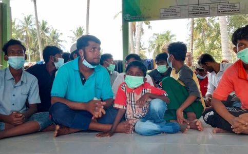 More Than 100 Rohingya Land on Beach in Indonesia’s Aceh