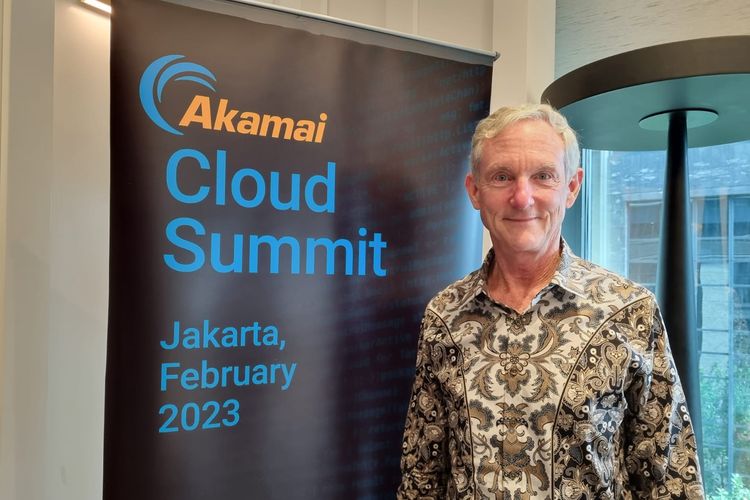 CEO Akamai, Tom Leighton, saat berbincang dengan KompasTekno di wilayah Jakarta Pusat, Kamis (23/2/2023).