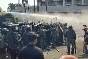 BREAKING NEWS: Eksekusi Hotel Sultan Ricuh, Aparat TNI Polri Dilempari Batu oleh Massa Simpatisan