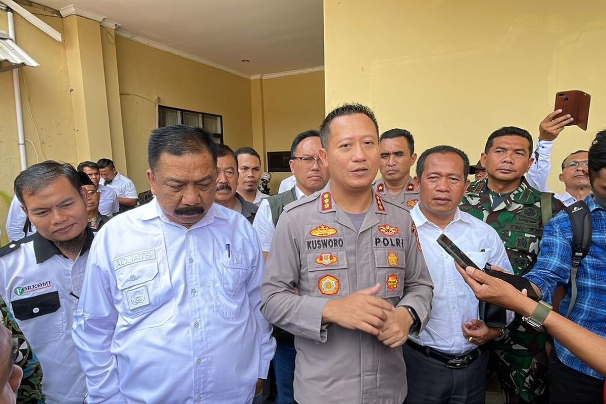 Jajaran Polresta Bandung dan umat Gereja HKBP saat melakukan audiensi di Mapolresta Bandung, Soreang, Kabupaten Bandung, pada Rabu (12/4/2023).