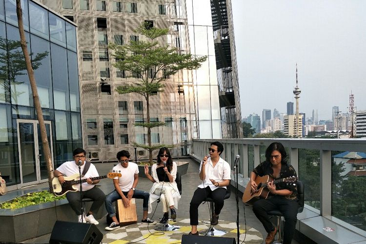 Band indie Reality Club tampil di acara Rooftop Gigs di Menara Kompas, Palmerah Selatan, Jakarta Pusat, Kamis (5/12/2019).
