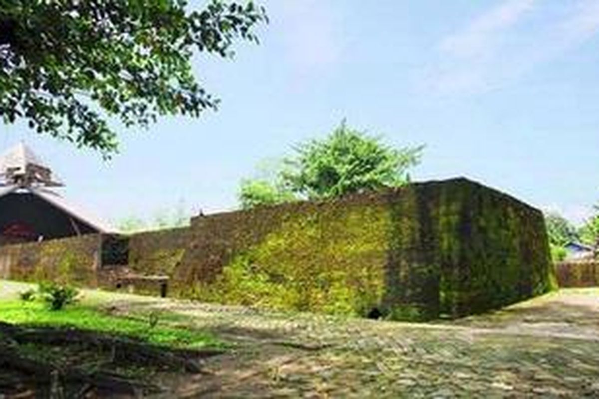 Sisa bangunan Benteng Somba Opu di Kabupaten Gowa, Sulawesi Selatan, merupakan salah satu peninggalan monumental Kerajaan Gowa, Senin (14/2/2011).
