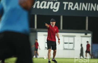 Pelatih timnas Indonesia Shin Tae-yong memimpin latihan skuadnya di Chang Training Ground, Buriram, Thailand, pada Selasa (5/10/2021) malam.