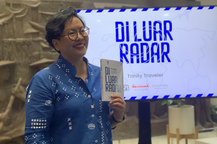 Dari kisah geng ibu-ibu kuburan di Jakarta sampai cerita perjalanan misionaris, Trinity kembali menyapa penggemarnya lewat buku berjudul Di Luar Radar lewat meet and greet di Mal Sarinah, Minggu (11/1/2026).
