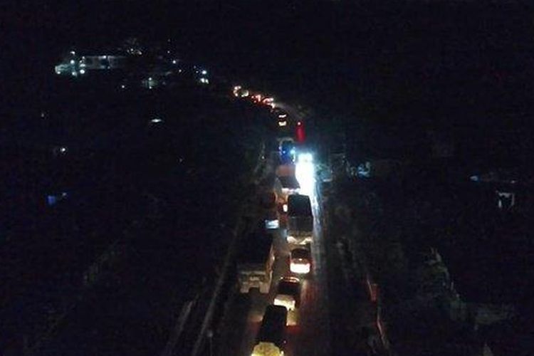 Kemacetan parah terjadi Jalan Lintas Muara Enim-Lahat atau tepatnya di perbatasan Desa Arahan dan Desa Banjar Sari Kecamatan Merapi Timur Kabupaten Lahat, Kamis (9/3/2023). 