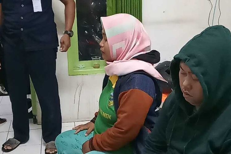 Budi Rahmat (45), ayah Delis Sulistina siswi SMPN 6 Tasikmalaya yang ditemukan tewas di gorong-gorong sekolahnya pada Senin (27/1/2020).
