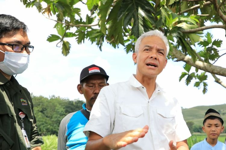 Gubernur Jateng Ganjar Pranowo saat mengecek kondisi Pegunungan Kendeng Utara di Desa Sedayu, Kecamatan Grobogan, Kabupaten Grobogan, Jumat (13/11/2023).