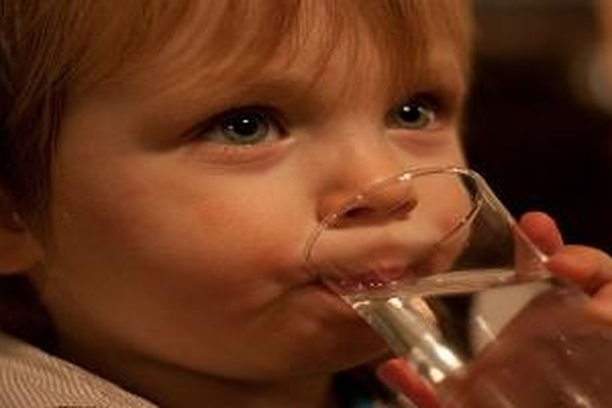 Biasakan konsumsi minum air putih agar anak tidak mengalami obesitas