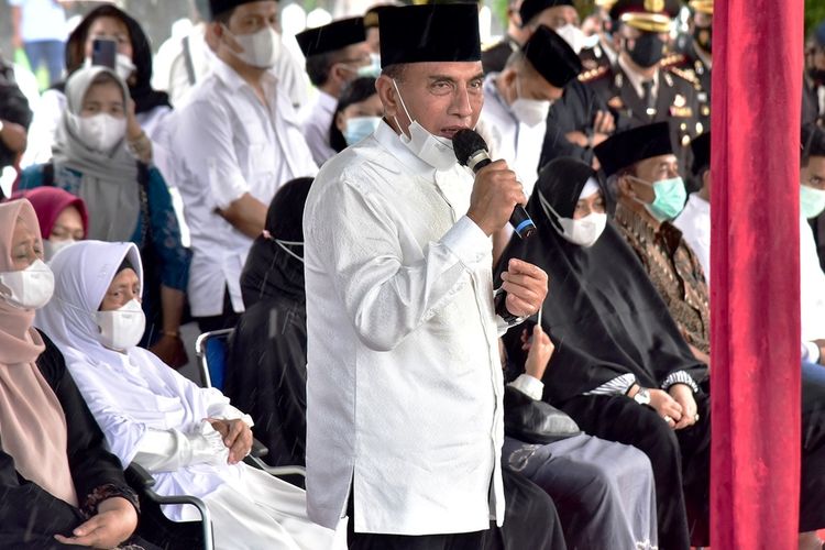 Gubernur Sumut Edy Rahmayadi mengikuti upacara pemakaman adik kandungnya Kombes Zulfikar Tarius yang dipimpin Kapolda Sumut RZ Panca Putra di Taman Makam Pahlawan Bukit Barisan, Medan, Senin (26/4/2021)