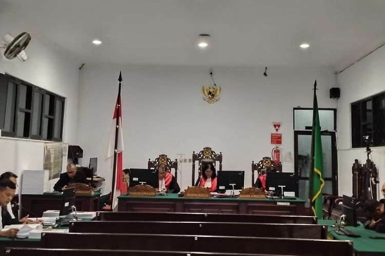Mantan Bupati Buru Selatan Tagop Sudaraono Soulissa, terdakwa kasus tindak pidana pencucian uang (TPPU) menjalani sidang dengan agenda pembacaan tuntutan oleh jaksa di Pengadilan Tipikor Ambon, Selasa (4/6/2024)