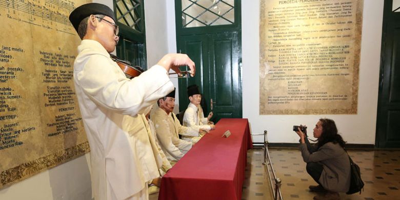 Di balik layar proses pemotretan Sumpah Pemuda Kompas di Museum Sumpah Pemuda, Jakarta Pusat, Selasa (27/10/2015). 