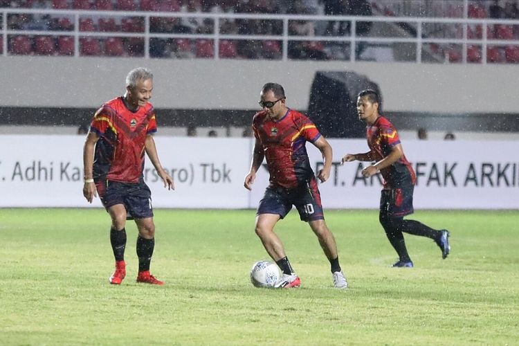 Gubernur Jawa Tengah Ganjar Pranowo (kiri) saat bermain dalam pertandingan persahabatan Pemprov Jateng melawan Pemkot Solo dalam rangka peresmian Stadion Manahan, Surakarta, Sabtu (15/2/2020).