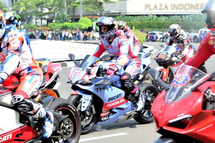 Enea Bastianini saat parade MotoGP di Jakarta