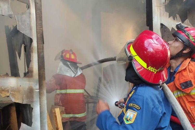 Petugas Damkar memadamkan api yang membakar gudang mebel di Ambarawa