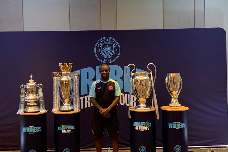 Legenda Manchester City, Shaun Wright-Phillips, saat berpose seusai menjalani agenda bincang media bertajuk Treble Trophy Tour Man City di Hilton Hotel, Jakarta, pada Kamis (28/9/2023).