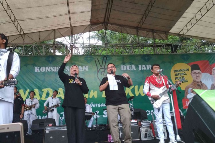 Paslon Gubernur dan Wakil Gubernur Jateng Sudirman-Ida sedang bernyanyi bersama Rhoma Irama dalam Konser Salam 2 Jari di Lapangan Butuh, Tegalrejo, Kabupaten Magelang, Senin (23/4/2018).