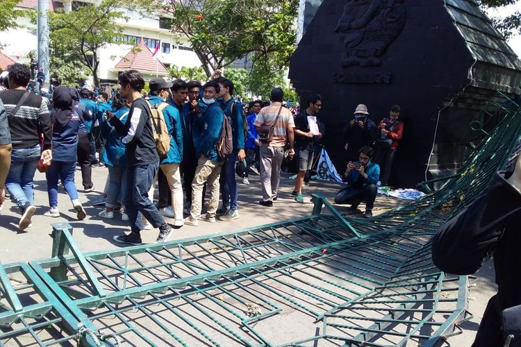 Gedung DPRD Jateng dijebol masa demonstrasi, Selasa (24/9)