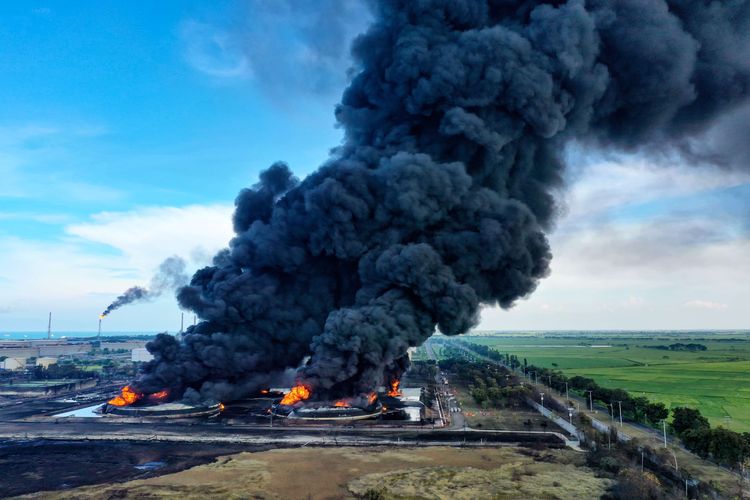Kebakaran kilang minyak milik Pertamina RU VI di Balongan, Indramayu, Jawa Barat, Senin (29/3/2021).  Tangki di kilang minyak milik Pertamina ini terbakar pada Senin, pukul 00.45 WIB.
