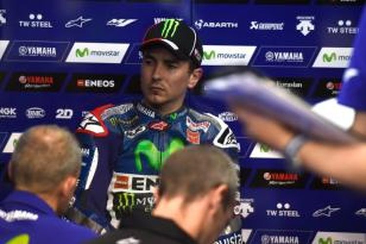 Pebalap Movistar Yamaha asal Spanyol, Jorge Lorenzo, duduk di pit pada sesi kualifikasi GP Qatar di Sirkuit Losail, Minggu (29/3/2015).