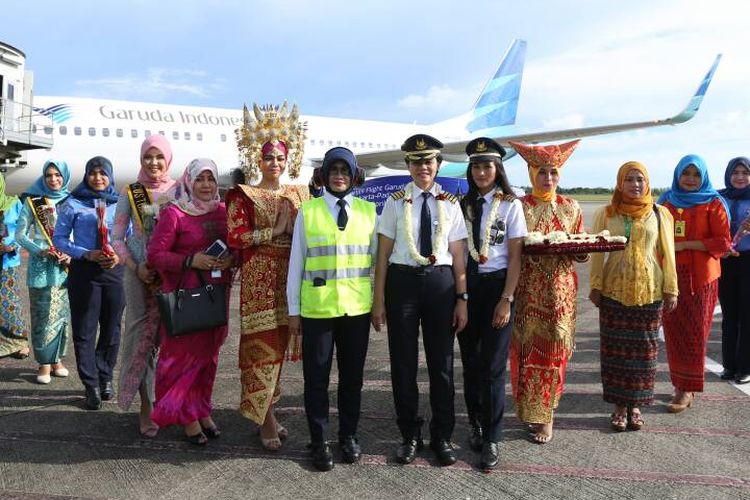 Sejumlah petugas penerbangan maskapai Garuda Indonesia berpose di Bandara Minangkabau Padang, Sumatra Barat, Jumat (21/4/2017). Garuda Indonesia gelar Kartini Flight dalam rangka menyambut hari kartini, seluruh petugas penerbangan dari pilot, pramugari hingga teknisi adalah perempuan.